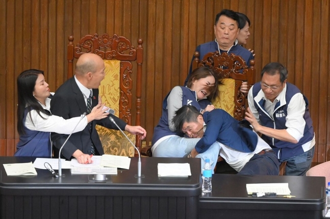 17일 대만 타이베이 입법부에서 여야 의원들이 몸싸움하고 있다. AFP 연합뉴스