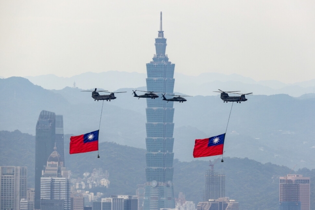 대만 공군 비행기들이 17일 대만 타이베이에서 취임을 앞두고 예행연습 비행을 하고 있다. EPA 연합뉴스