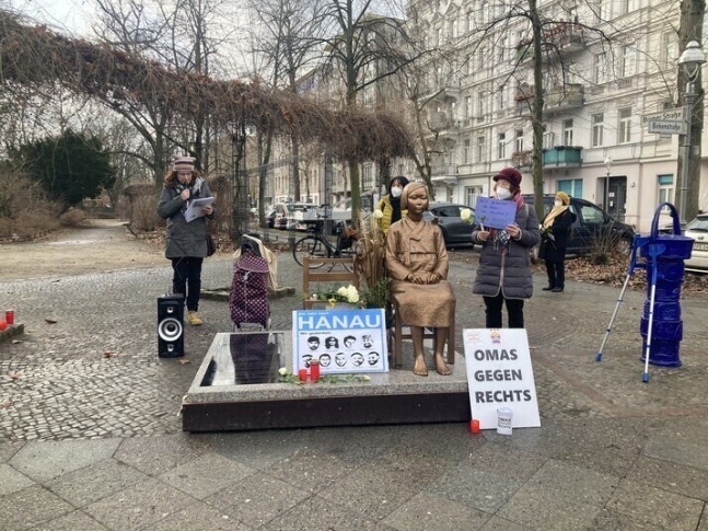 A member of the 'Grandmothers Against the Right' in Germany protesting against far-right violence and commemorating victims in front of the Peace Girl Statue in Berlin on February 19, 2021 (local time). Berlin/Photo by Han Juyeon