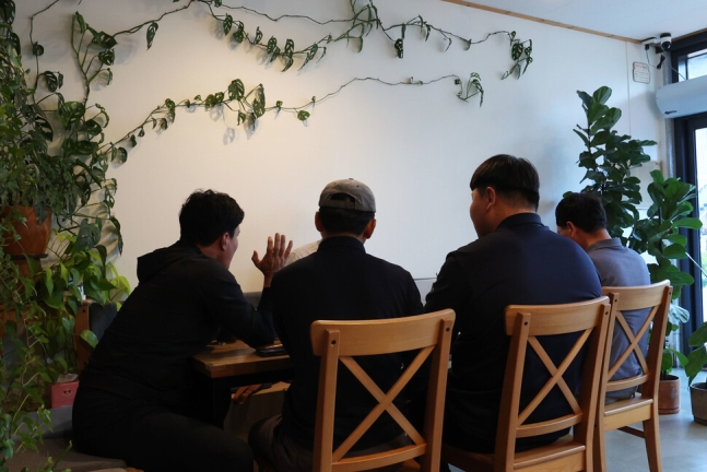 봉화환경서비스에서 고 김재동씨와 함께 일했던 노동자들이 경북 봉화군 봉화읍 일대 한 카페에서 인터뷰를 하고 있다. 백소아 기자 thanks@hani.co.kr