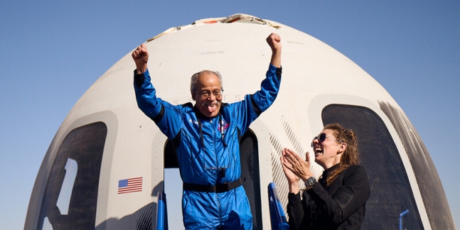 생애 첫 우주여행을 마친 에드 드와이트 전 미 공군 대위가 두 팔을 번쩍 치켜들며 캡슐 밖으로 나오고 있다. 만 90살 8개월인 그는 최고령 우주비행 기록 보유자가 됐다. 블루오리진 제공