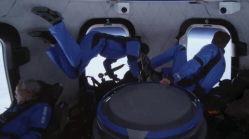 뉴셰퍼드 탑승객들이 무중력 체험을 하며 창밖의 우주와 지구를 조망하고 있다. 웹 동영상 갈무리