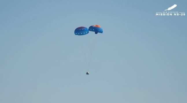 뉴셰퍼드의 유인 캡슐이 낙하산을 펼친 채 착륙하고 있다. 낙하산 3개 중 2개만 전개됐다. 웹방송 갈무리