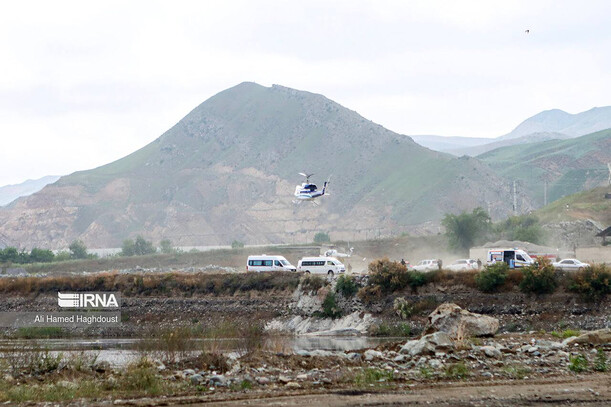 에브라힘 라이시 이란 대통령을 태운 헬기가 19일(현지시각) 이란 북서부 동아제르바이잔 주에 건설된 기즈 갈북라시 댐 준공식 뒤 이륙하고 있다. 헬기는 타브리즈로 돌아오다 추락한 것으로 보인다. IRNA UPI 연합