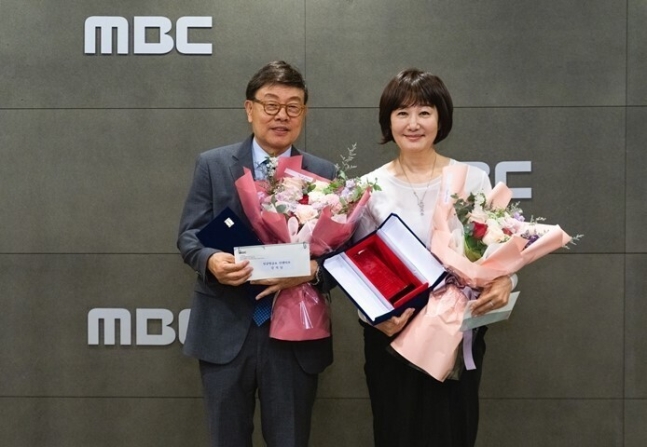 문화방송 장수 라디오 프로그램 ‘싱글벙글쇼’가 6월2일 방송을 마지막으로 문을 닫는다. 사진은 2020년 30여년간 진행한 강석과 김혜영이 프로그램을 떠나면서 촬영한 모습. 문화방송 제공