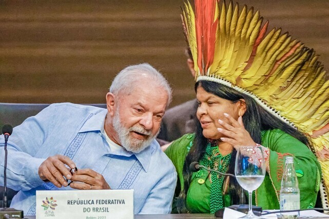 루이스 이나시우 룰라 다시우바 브라질 대통령(왼쪽)이 지난해 8월8일(현지시각) 브라질 벨렝에서 열린 아마존협력조약기구(ACTO) 정상회의에 참석해 원주민 장관 소니아 구아자자라와 이야기하고 있다. 벨렝/AFP 연합