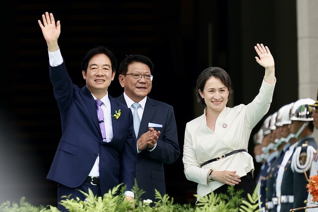 20일 타이베이에서 개최된 대만 총통 취임식에서 라이칭더 총통(왼쪽)이 샤오메이친 부총통(오른쪽)과 함께 손을 흔들어 인사하고 있다. 타이베이/EPA 연합뉴스