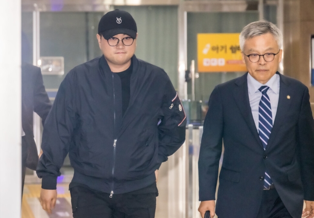 음주 뺑소니 혐의를 받는 트로트 가수 김호중씨가 21일 오후 서울 강남경찰서에서 조사를 마친 뒤 귀가하고 있다. 공동취재사진