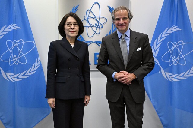 강인선 외교부2차관이 21일 빈에 있는 국제원자력기구(IAEA) 본부에서 라파엘 그로시 IAEA 사무총장과 면담하고 있다. 외교부 제공
