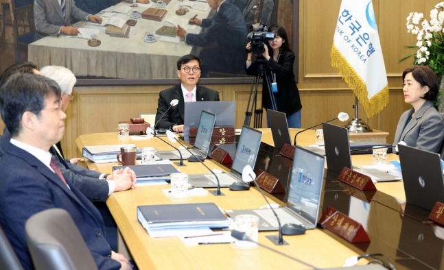 이창용 한국은행 총재(가운데)가 지난달 12일 서울 중구 한국은행에서 열린 금융통화위원회를 주재하고 있다. 한국은행 제공