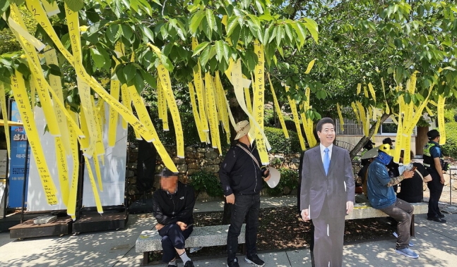 노무현 대통령이 살았던 ‘대통령의 집’ 앞 나무에는 그를 기리는 문구가 적힌 노란색 리본이 달렸다. 최상원 기자
