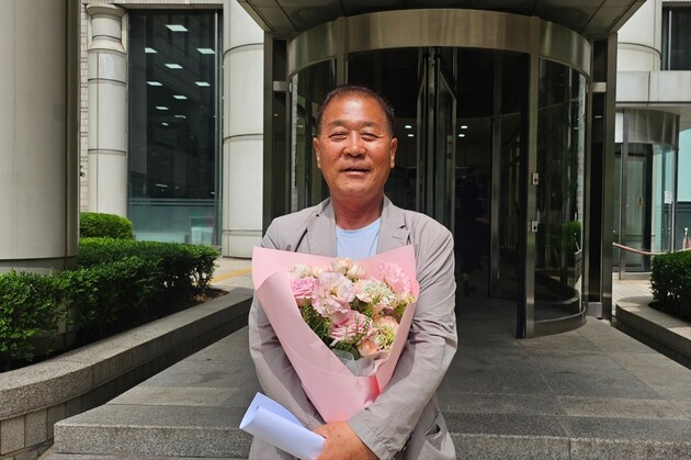 24일 오후 김성대(69)씨가 재심에서 무죄 선고를 받은 뒤 법원을 나서며 환하게 웃고 있다. 장현은 기자