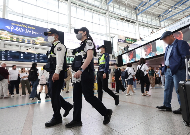 24일 오전 서울역에서 철도경찰이 순찰을 하고 있다. 경찰은 전날 온라인 커뮤니티에 ‘서울역에서 24일 칼부림을 할 것이고 50명을 죽이겠다’는 내용의 글이 올라와 작성자를 추적 중이라고 밝혔다. 연합뉴스