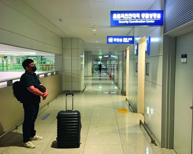 6살 몽골 미등록 이주아동으로 한국에서 23년을 살아온 김호준(가명)씨가 2021년 7월15일 출국을 앞두고 인천공항 법무부 출입국서비스센터 인근 복도에서 ‘자진출국 확인서’를 받기 위해 대기하고 있다. 이문영 기자