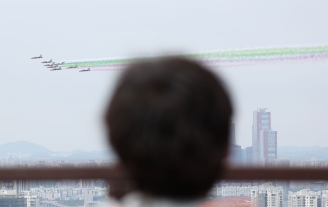 시민들이 25일 오전 서울 중구 남산에서 공군 특수비행팀 블랙이글스의 연습 비행을 지켜보고 있다. 연합뉴스