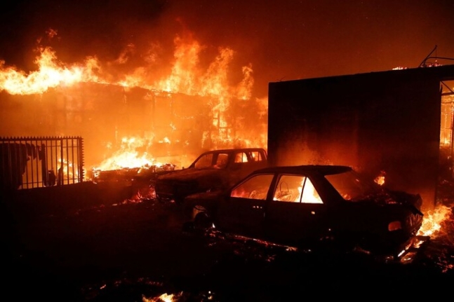 지난 2월 2일 칠레 비냐델마르에서 집과 차량들이 불타고 있다. 태평양 연안 발파라조 인근을 휩쓴 당시 산불로 137명이 숨졌다. AFP 연합뉴스