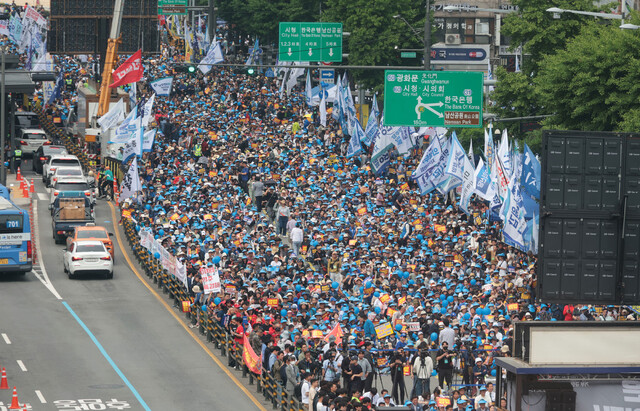 Participants shouting slogans at the nationwide rally condemning and urging the passage of the special prosecutor's law for investigating the truth behind the death of Marine Corps Pvt. Cha