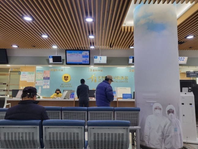 지난 3월19일 오전 인천의료원 원무과 접수창구 앞모습. 이승욱 기자