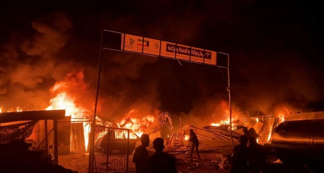 이스라엘군이 26일(현지시각) 가자지구 남부 라파흐의 피난민촌을 공습해 화재가 발생했다. 라파흐/로이터 연합뉴스