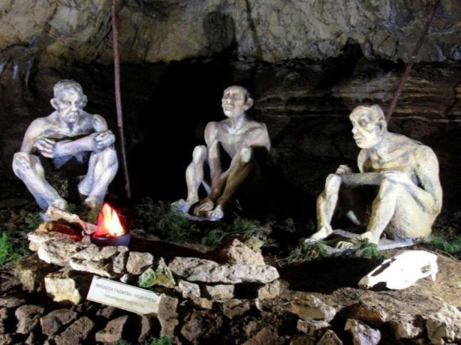 네안데르탈인 유전자를 보유한 4만5천년 전의 현생 인류 유골이 발굴된 불가리아 바초키로동굴. 당시의 생활상을 재현한 조각품이 전시돼 있다. wikimapia.org