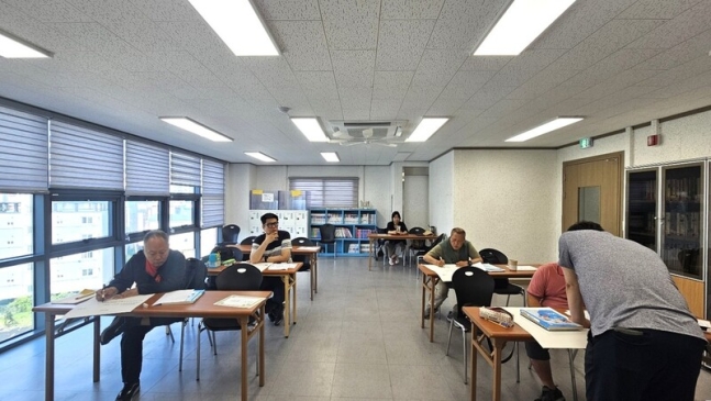 지난 23일 오전 대구 동구 질라라비장애인야학 5층 중3 학생들이 국어 수업을 하고 있다. 김규현 기자