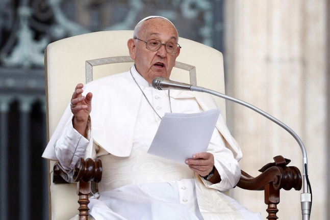 프란치스코 교황이 22일(현지시각) 바티칸 베드로광장 주례미사에 참석하고 있다. 바티칸/로이터 연합뉴스