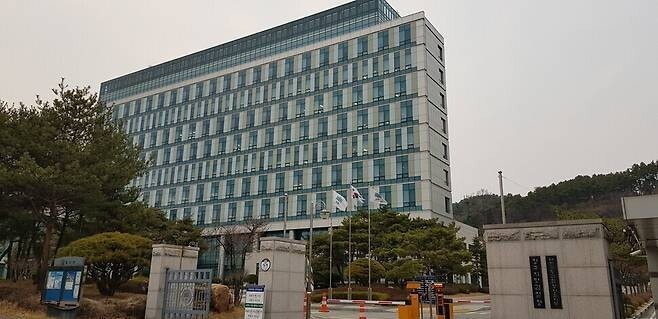 “난 생불” 신도 <b>가스라이팅</b>해 14억 가로챈 60대 <b>징역</b> 12년