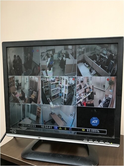 2017년 2월 강형욱 보듬컴퍼니 대표가 운영하던 서울 잠원동 7층 사무공간을 비추는 CCTV 화면. 일본에 있던 강 대표의 요청으로 수리기사가 사무실에 찾아 오면서 직원들은 CCTV가 회사 내 어떻게 설치되었는지 