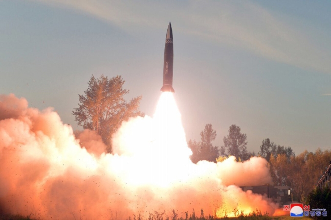 지난해 9월25일부터 10월9일까지 진행된 북한군 전술핵운용부대 등의 군사훈련 때 탄도미사일 발사 장면. 조선중앙통신 누리집 갈무리 연합뉴스
