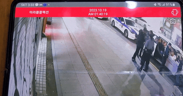 지난해 10월19일 새벽 서울 용산구 이태원동 길거리에서 이태원파출소 소속 경찰관이 모로코인 결혼이주민 엘아비디 압둘 모리츠(32)를 거세게 밀치는 모습. 모리츠씨 아내 정을림(36)씨 제공 폐회로티브이(CCTV)