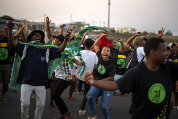 29일 실시된 남아공 총선의 개표 결과가 나오기 시작한 30일(현지시각) 콰줄로-나탈의 한 마을에서 야당인 움콘토위시즈웨(MK)의 지지자들이 개표 결과에 환호하고 있다. 이번 총선에서는 지난 30년간 단독 집권해온 