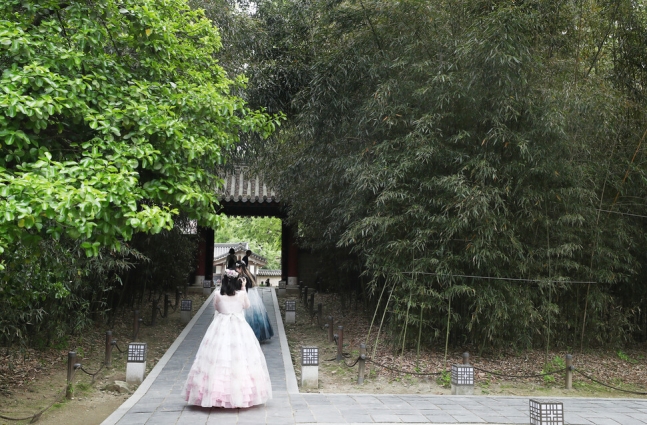한옥마을에 있는 경기전. 이곳을 여행하는 이들은 한복을 빌려 입고 사진 찍는 데 힘을 쏟는다. 박미향 기자