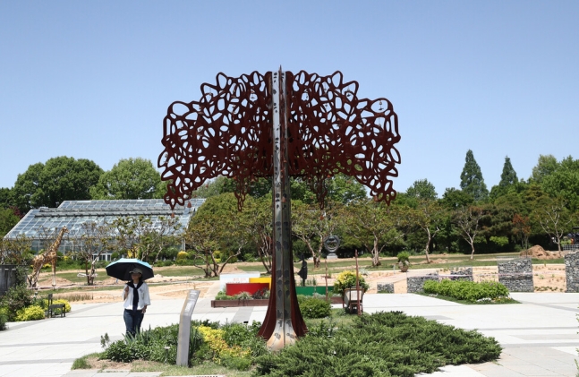 전주수목원의 ‘랜드마크 광장’에 설치된 작품. 박미향 기자
