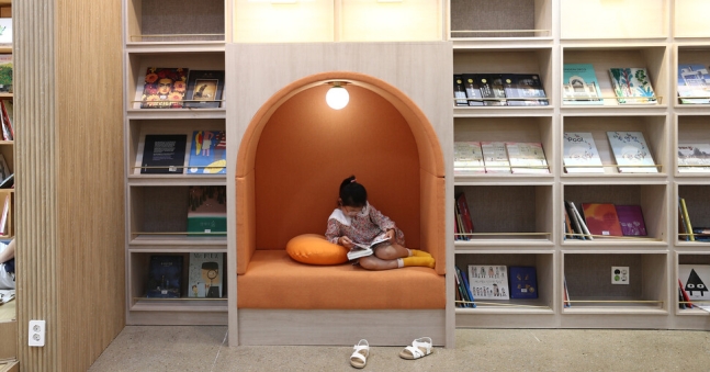팔복예술공장에 있는 ‘이팝나무그림책도서관’을 이용하고 있는 어린이. 박미향 기자