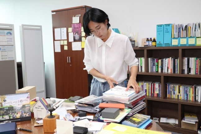 의원실에서 짐 정리를 하고 있는 장혜영 의원. 강창광 선임기자