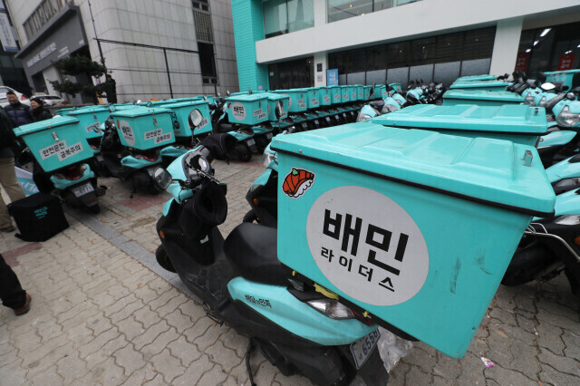 서울 강남구 논현로 배민라이더스 남부센터 앞에 배달용 오토바이가 세워져 있다. 강창광 선임기자 chang@hani.co.kr