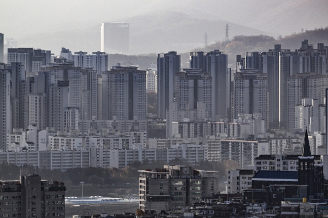 서울 중구 남산에서 바라본 서초구 일대의 모습이다. 연합뉴스