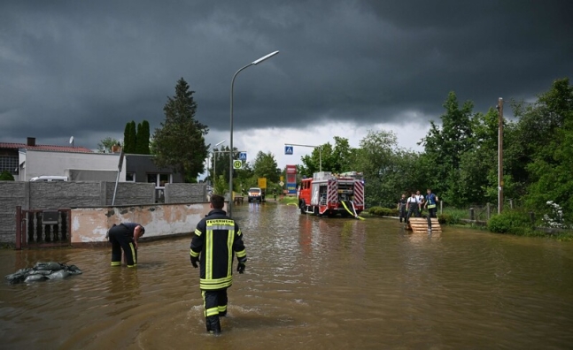 지난달 31일부터 독일 남부 바덴뷔르템베르크주 인근에서 발생한 홍수로 소방당국이 수습 작업을 하고 있다. 이번 홍수로 구조대원 1명이 숨지고 주민 3천여명이 대피해야 했다. AFP 연합뉴스