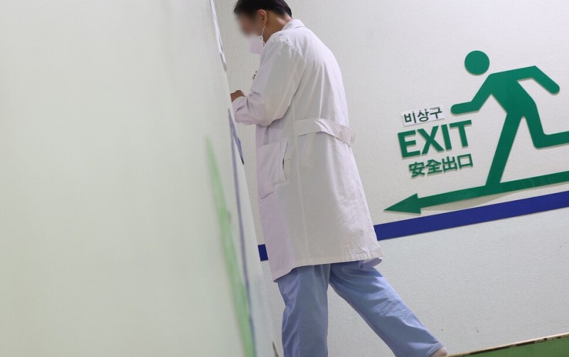 <b>정부</b>, <b>전공의</b> ‘<b>사직서</b> 수리’ 허용…“복귀하면 행정처분 중단”