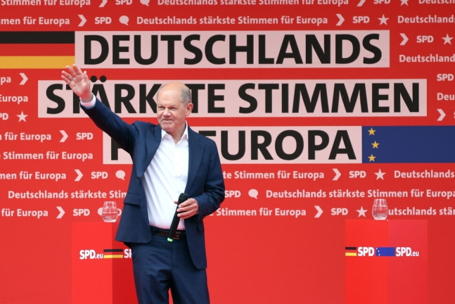 1일 독일 베를린에서 열린 유럽의회 선거 운동에서 독일 집권 연정을 이끄는 사회민주당 소속 올라프 숄츠 총리가 손을 흔들고 있다. EPA 연합뉴스