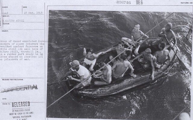 마셜제도 밀리 환초에서 일본에 항거한 조선 노동자들이 부쩍 수척한 모습으로 미국 당국이 마련한 고무 뗏목을 타고 전쟁 포로로 후송되고 있다. 1945년 3월18일 미 해군이 찍은 사진이다. 일제강제동원시민모임 제공