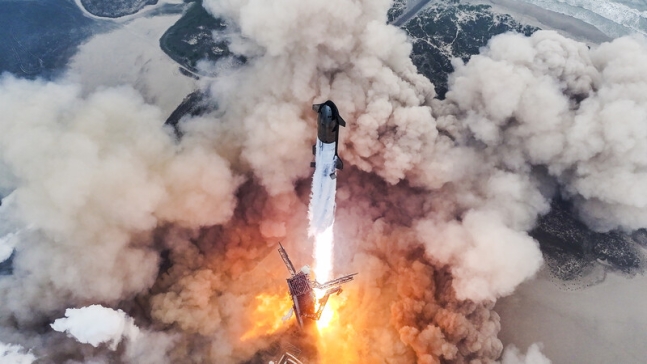 스페이스엑스가 개발 중인 역대 최강 로켓 스타십이 6일 오전(현지시각) 이륙하고 있다. 스페이스엑스 제공