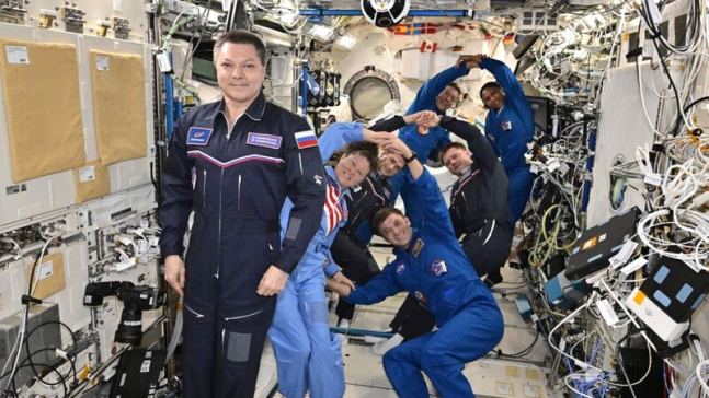 러시아 우주비행사 올레그 코노넨코가 누적 우주 체류 1000일을 돌파한 지난 5일 국제우주정거장 우주비행사들이 코노넨코 뒤에서 1000을 상징하는 숫자 0을 3개 만든 뒤 기념사진을 촬영하고 있다. 로스코스모스 제공