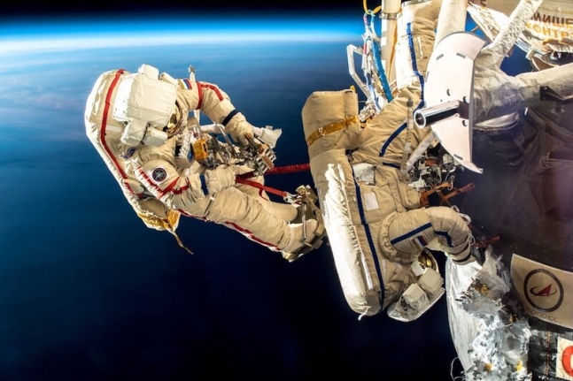 2018년 러시아 우주비행사 올레그 코노넨코가 2018년 12월11일 국제우주정거장 밖에서 우주유영을 하하고 있다. 나사 제공