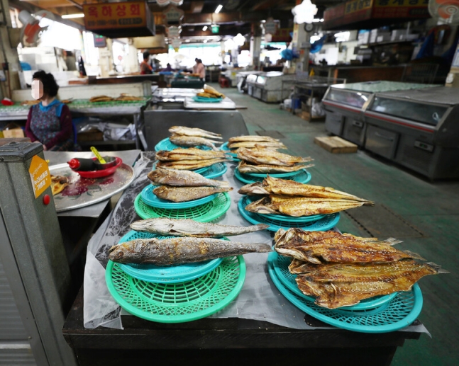 잘 구워진 생선들이 여행객을 맞는 ‘고흥전통시장’ 안 생선구역. 이 구역에는 대략 30개 가게가 구운 생선을 판다. 민어·서대·장어 등 수십가지 생선들이 숯불에 구워져 맛나다. 전화 한 통화면 전국 택배가 가능하다.