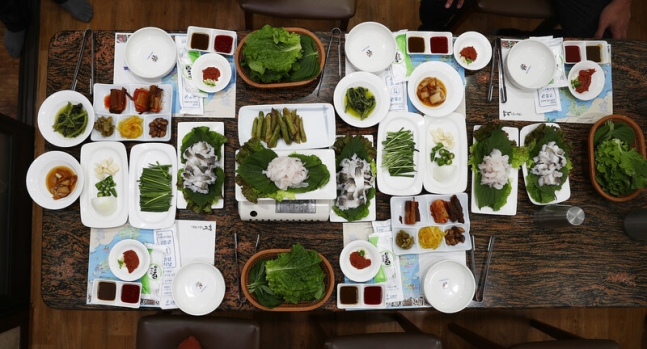 ‘중앙식당’의 ‘갯장어정식’ 5인분 상차림. 박미향 기자