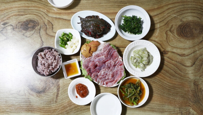 한우 맛이 나는 황가오리회. ‘도라지식당’ 주인의 넉넉한 인심이 돋보이는 맛이다. 박미향 기자