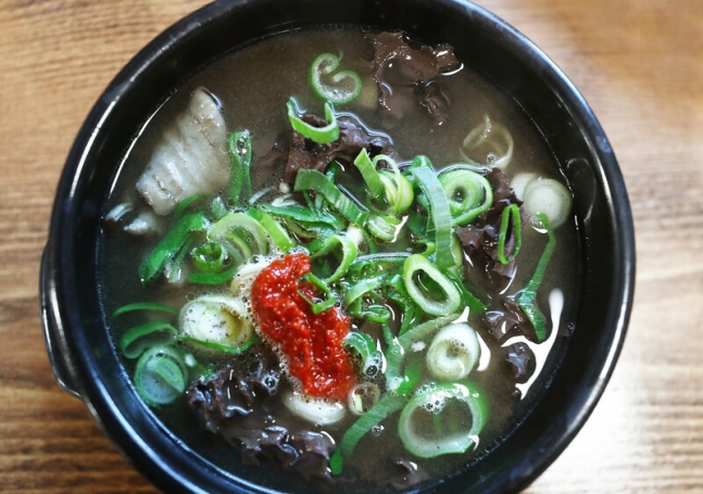 맑은 탕이 돋보이는 ‘평화국밥’의 국밥.