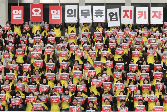 지난 3월5일 마트 노동자들이 서울 영등포구 국회의사당 본청 앞에서 기자회견을 열어 “일요일 의무휴업 사수”를 외치고 있다. 백소아 기자 thanks@hani.co.kr