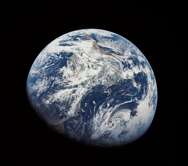 아폴로 8호 발사 몇시간 후 윌리엄 앤더스가 촬영한 지구. 한 장에 지구 전체를 담은 최초의 사진이다. 나사 제공
